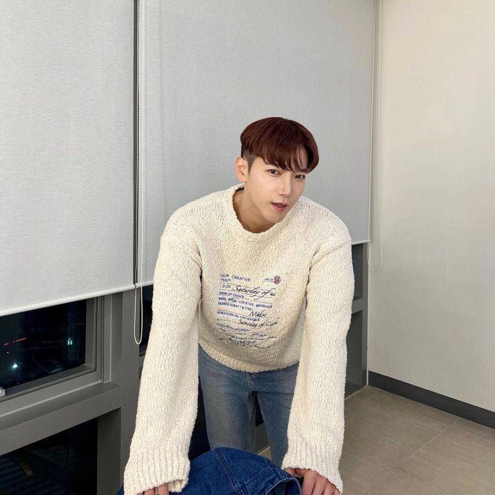 padu padan outfit nuansa putih ala Kim Minjun 2PM (instagram.com/jun2dakay)