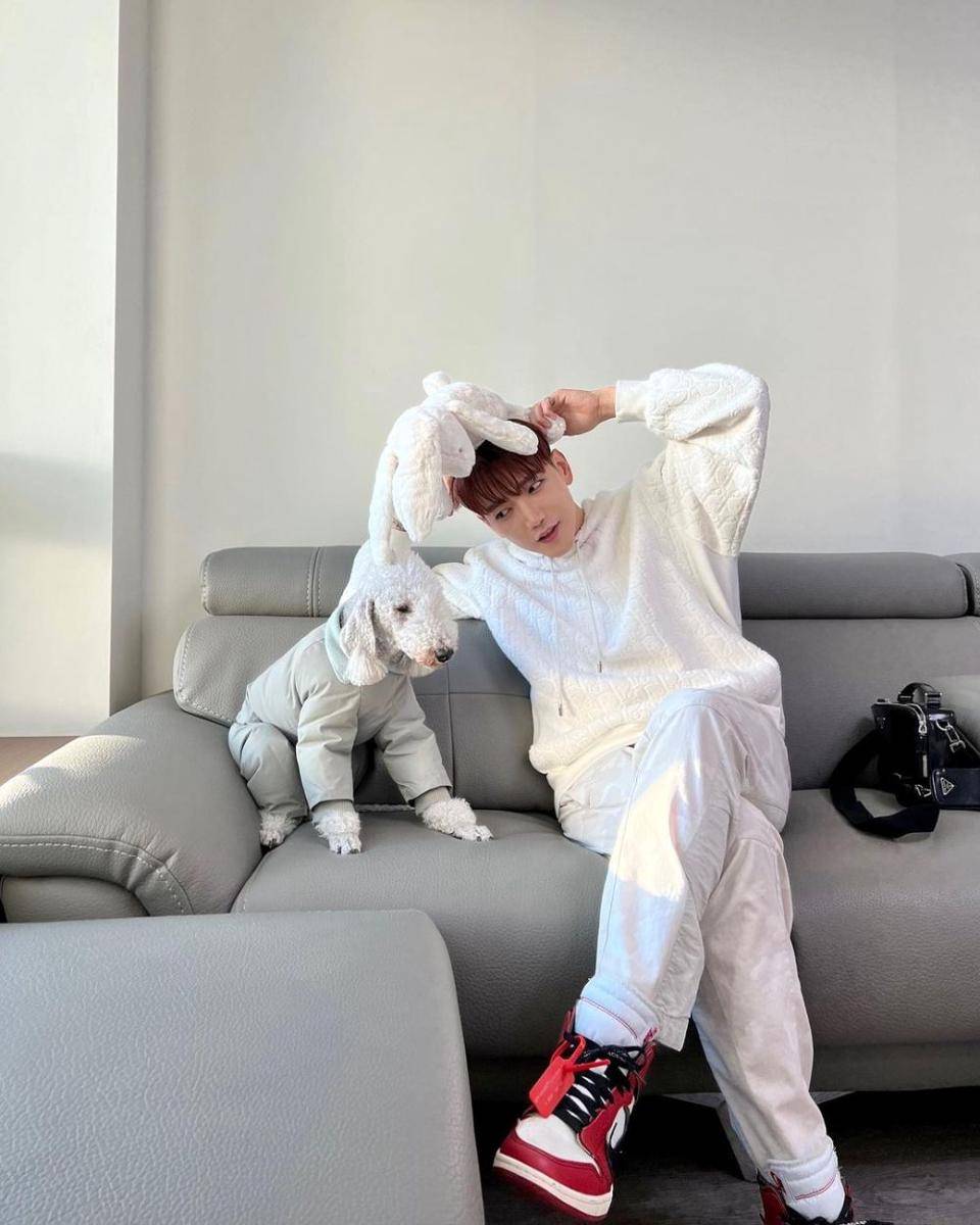 padu padan outfit nuansa putih ala Kim Minjun 2PM (instagram.com/jun2dakay)