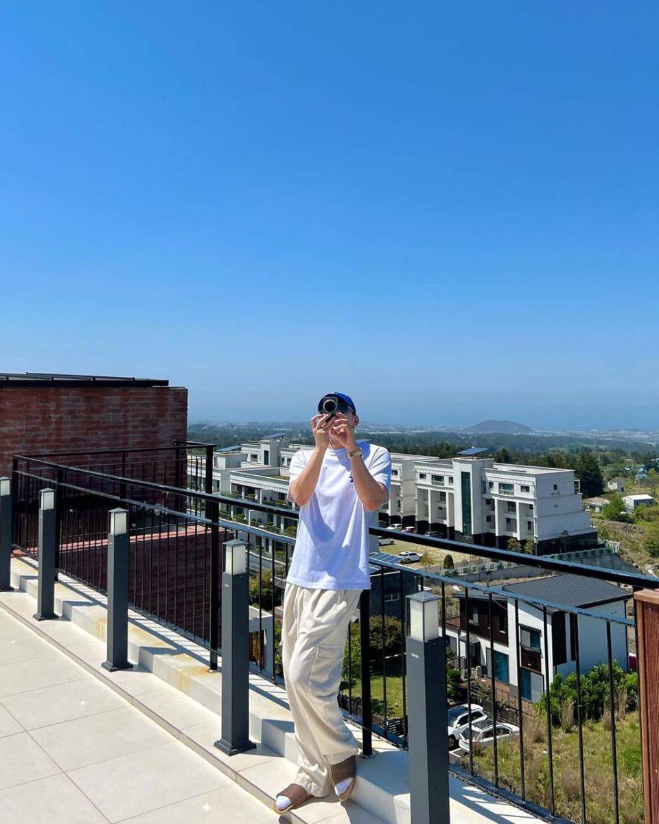 padu padan outfit nuansa putih ala Kim Minjun 2PM (instagram.com/jun2dakay)