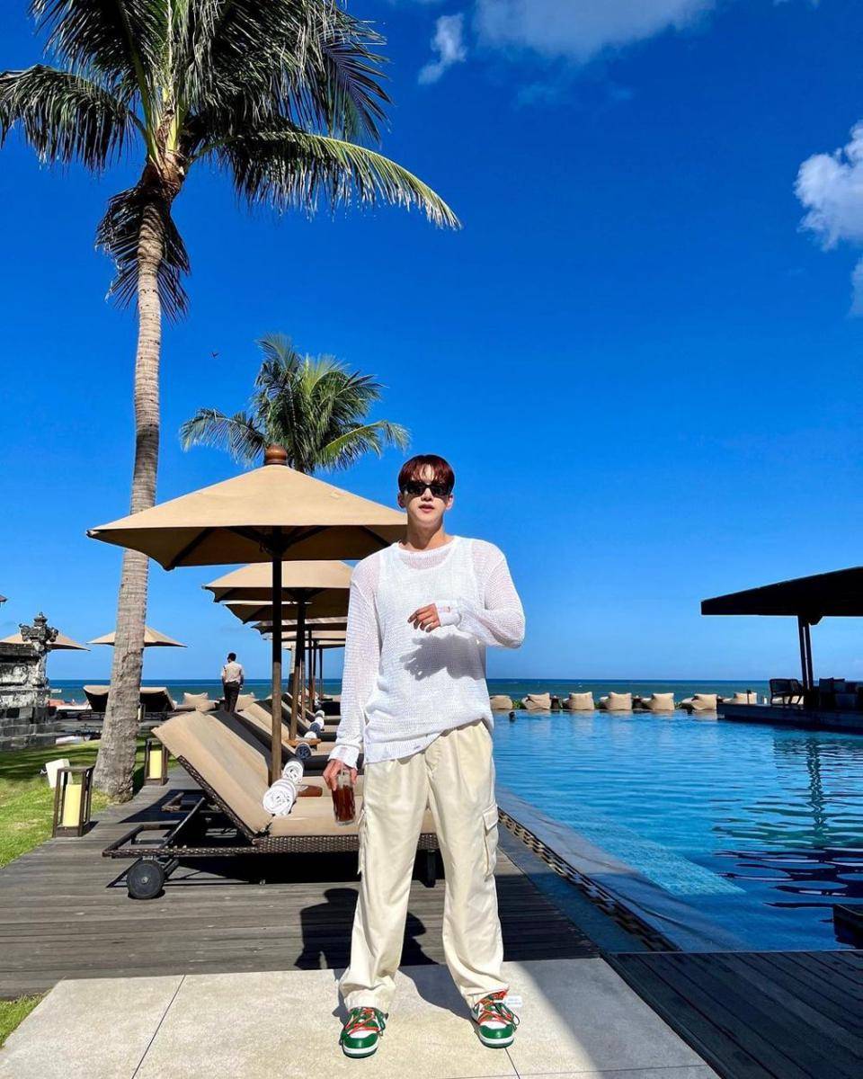 padu padan outfit nuansa putih ala Kim Minjun 2PM (instagram.com/jun2dakay)