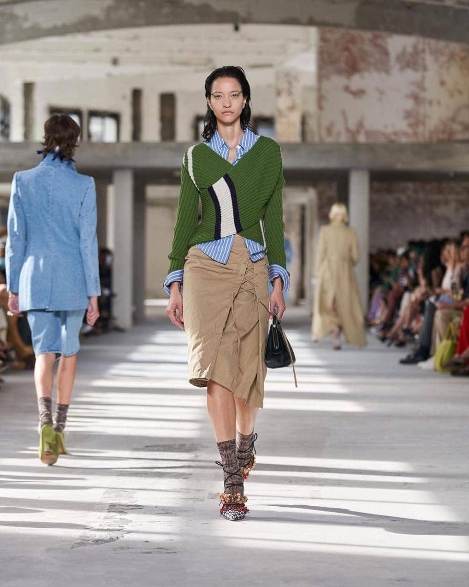 Koleksi Dries Van Noten di Paris Fashion Week  (instagram.com/driesvannoten)