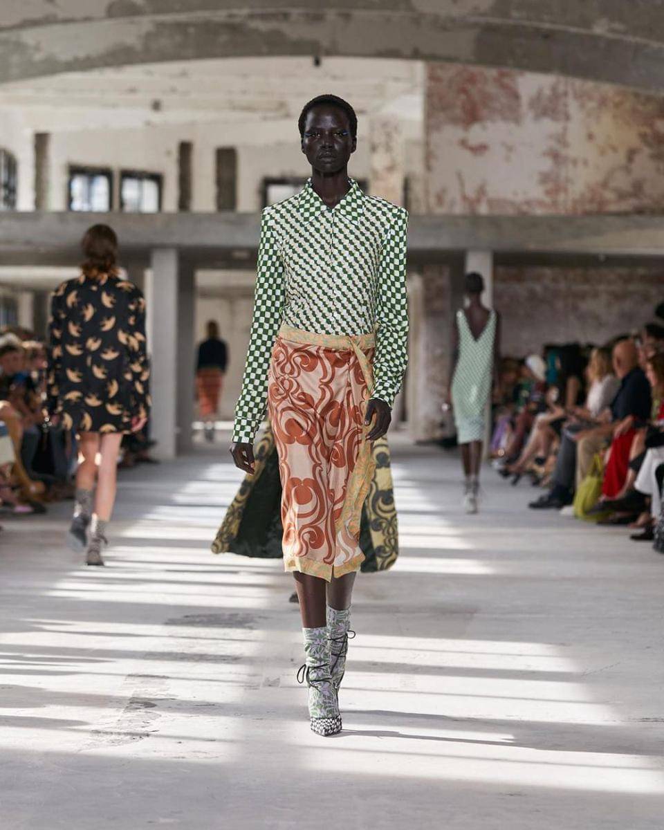 Koleksi Dries Van Noten di Paris Fashion Week  (instagram.com/driesvannoten)