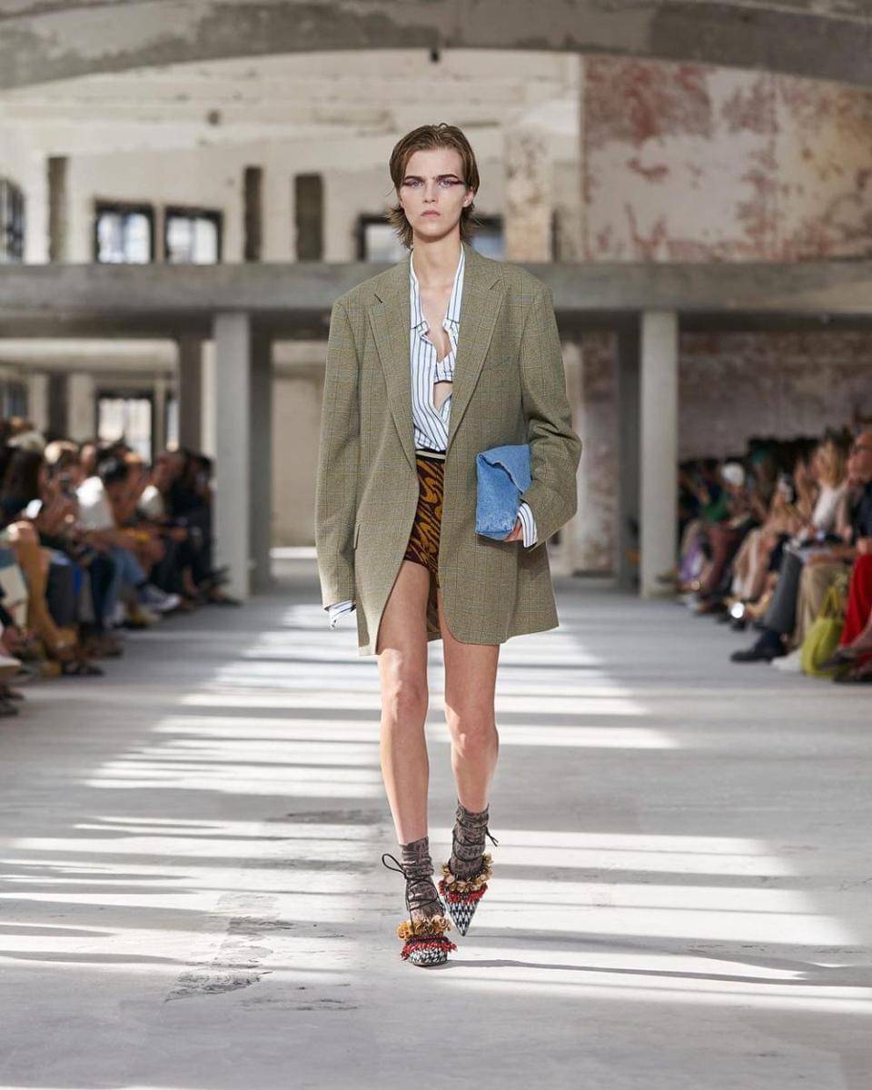 Koleksi Dries Van Noten di Paris Fashion Week  (instagram.com/driesvannoten)