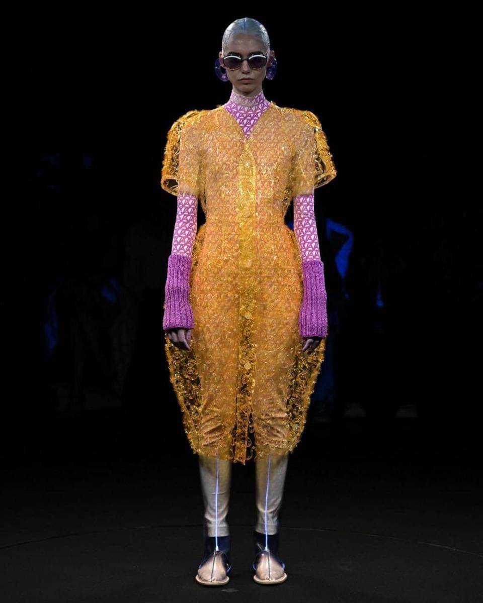 Koleksi Invisible dari ANREALAGE di Paris Fashion Week (instagram.com/anrealage_official)