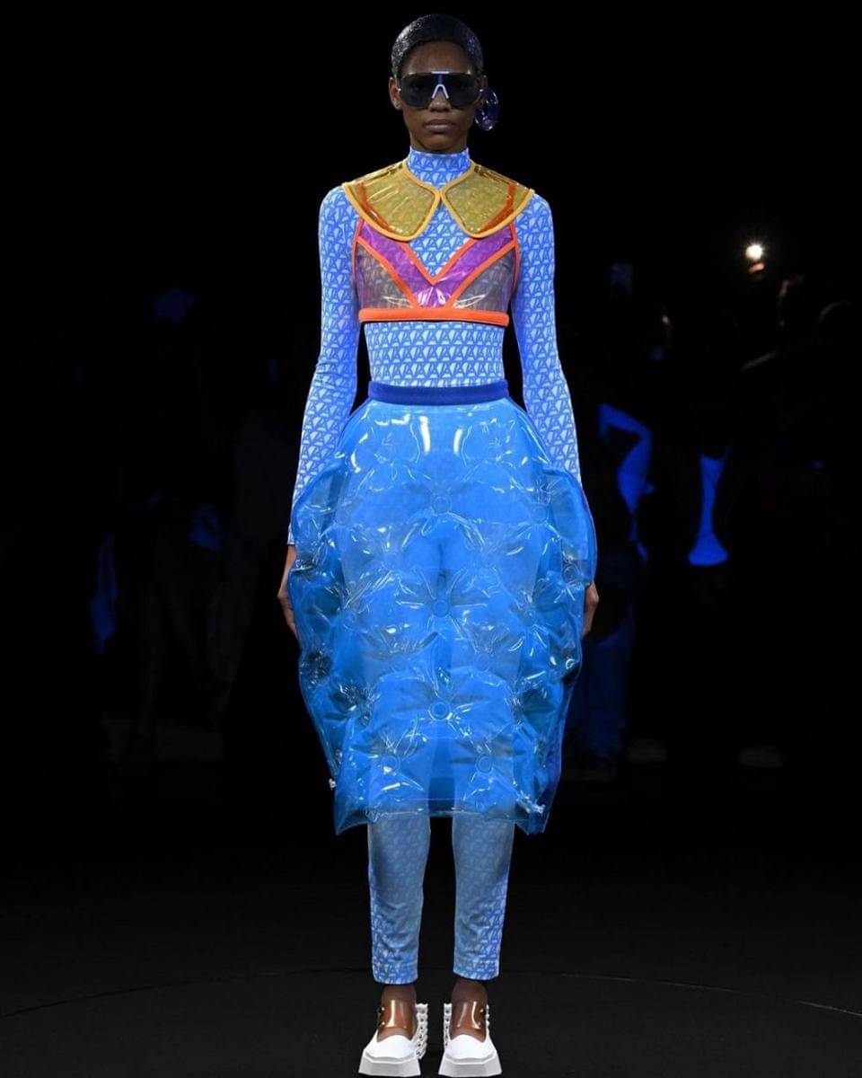Koleksi Invisible dari ANREALAGE di Paris Fashion Week (instagram.com/anrealage_official)