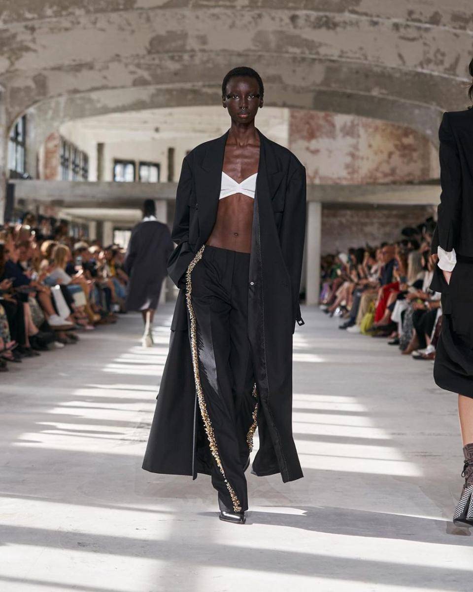 Koleksi Dries Van Noten di Paris Fashion Week  (instagram.com/driesvannoten)