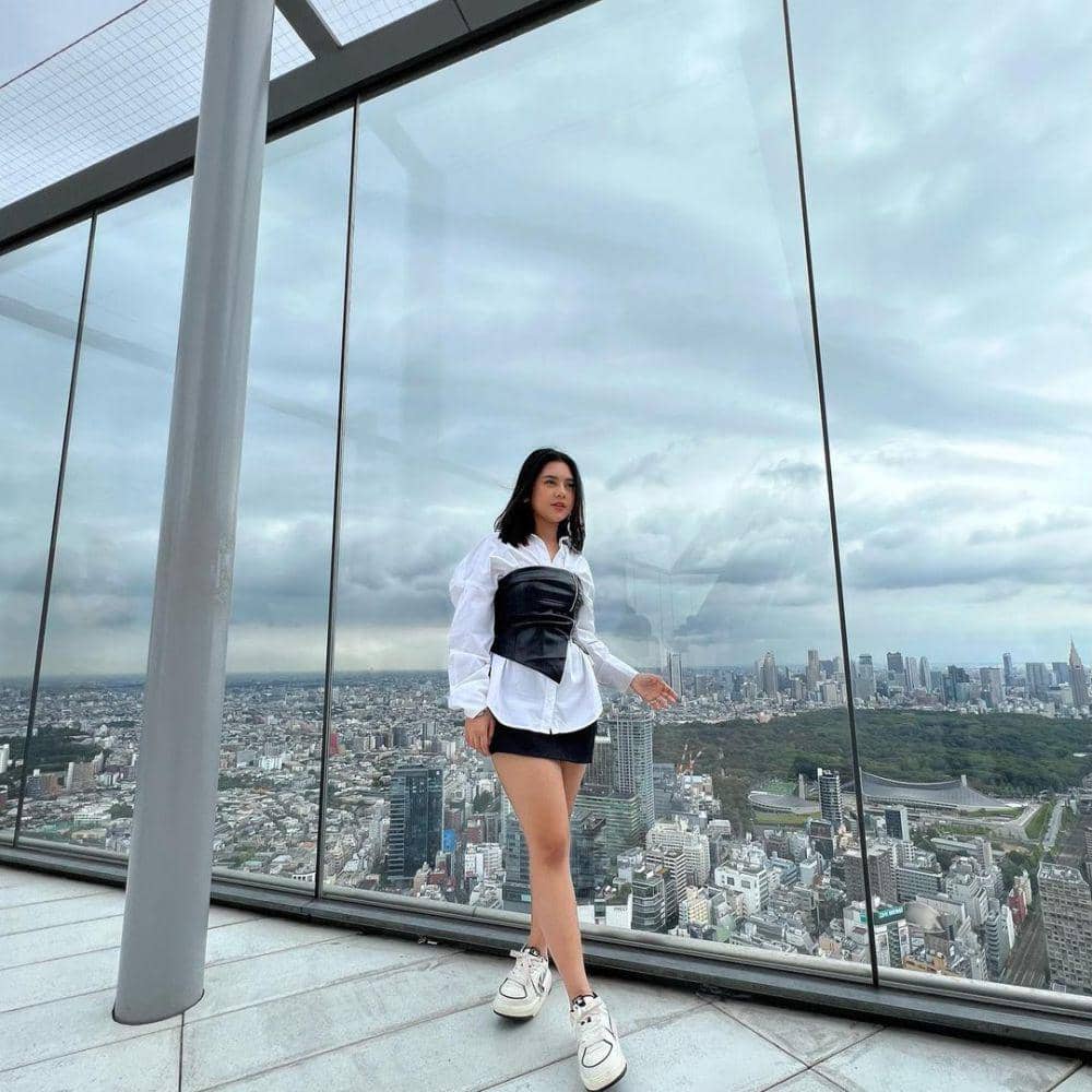 outfit monokrom ala Ziva Magnolya (instagram.com/zivamagnolya)