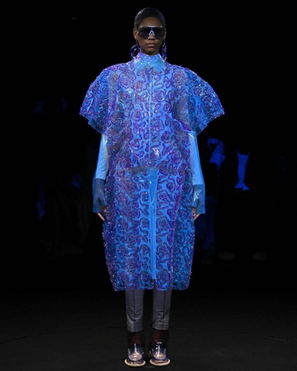 Koleksi Invisible dari ANREALAGE di Paris Fashion Week (instagram.com/anrealage_official)