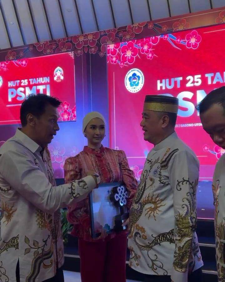 potret Kevin Lilliana dapat penghargaan dari PSMTI (instagram.com/kevinlln)