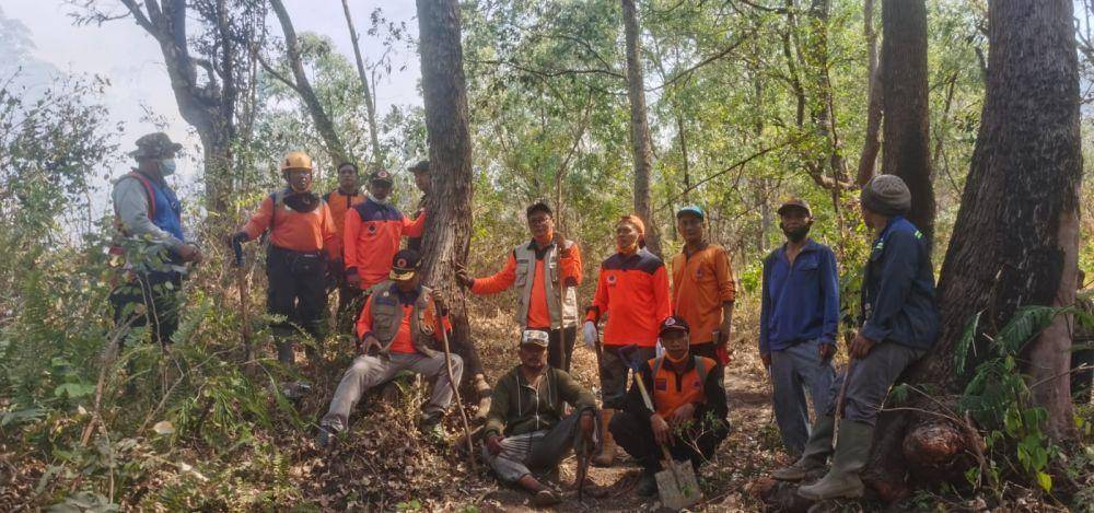 Tim Gabungan yang berjibaku memadamkan api di Gunung Agung, Kabupaten Karangasem. (Dok.BPBD Provinsi Bali)