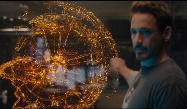 Tony Stark menunjukkan wujud J.A.R.V.I.S (dok. Marvel Studios/Avengers: Age of Ultron)
