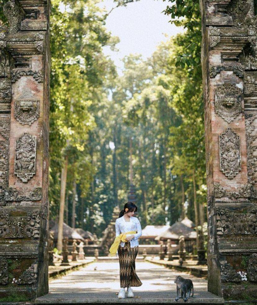 potret estetik Fuji bareng kera di Bali (Instagram.com/fuji_an)