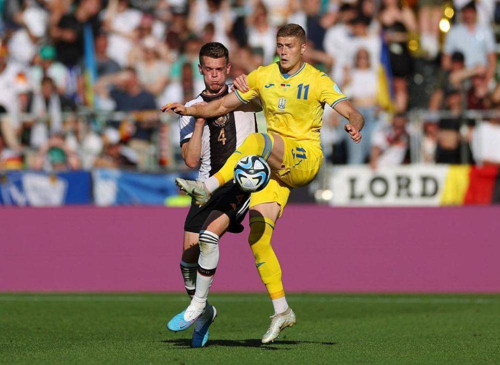 Artem Dovbyk saat berseragam Timnas Ukraina berduel dengan Matthias Ginter. (instagram.com/tema_dovbyk)
