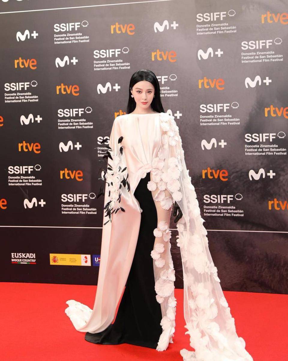 Fan Bingbing di red carpet San Sebastián International Film Festival ke-71 (instagram.com/bingbing_fan)