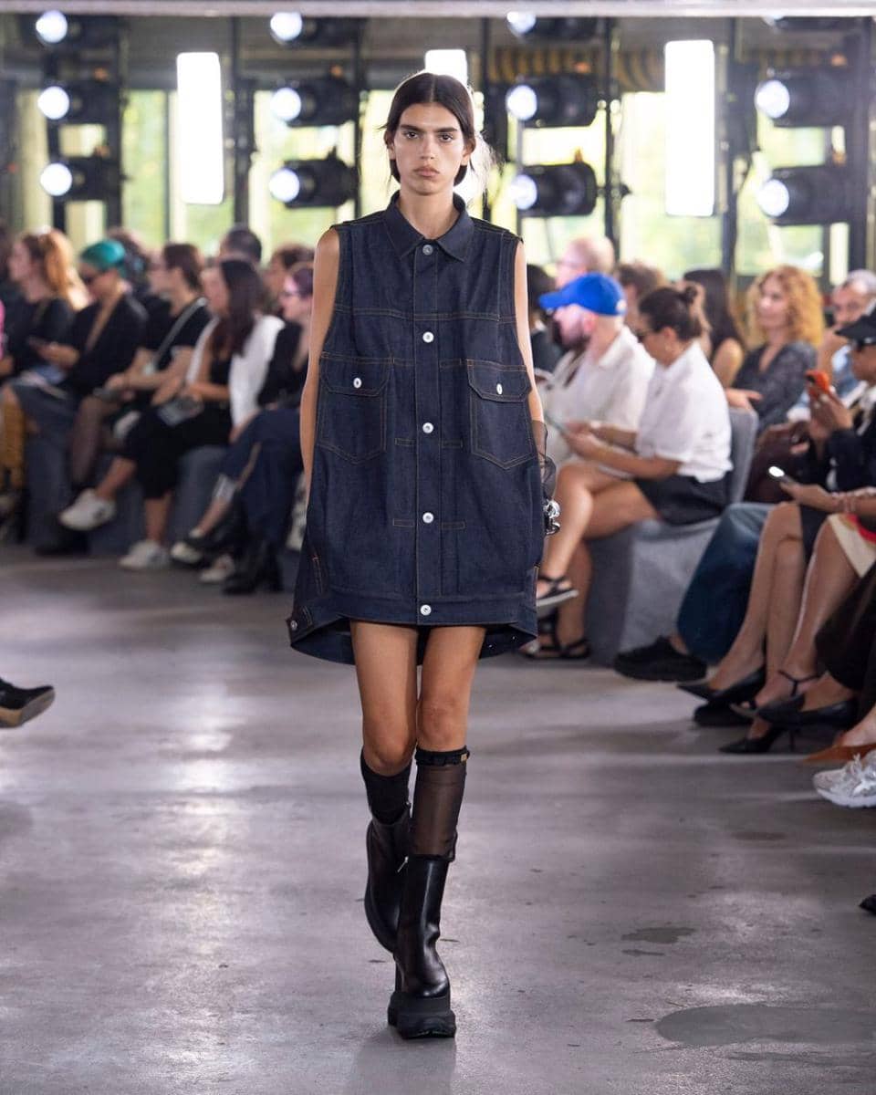 Koleksi Sacai di Paris Fashion Week 2023 (instagram.com/sacaiofficial)