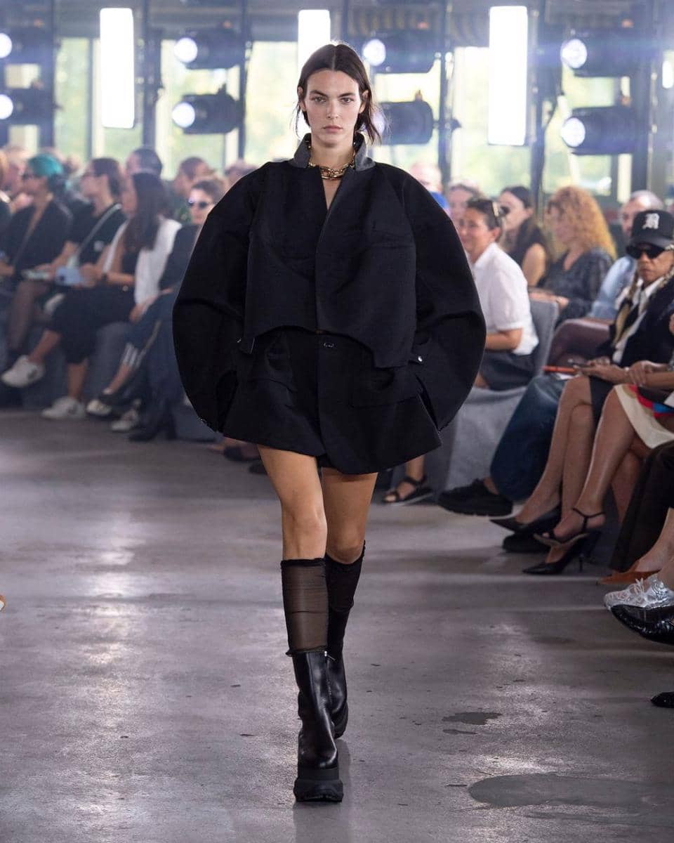 Koleksi Sacai di Paris Fashion Week 2023 (instagram.com/sacaiofficial)