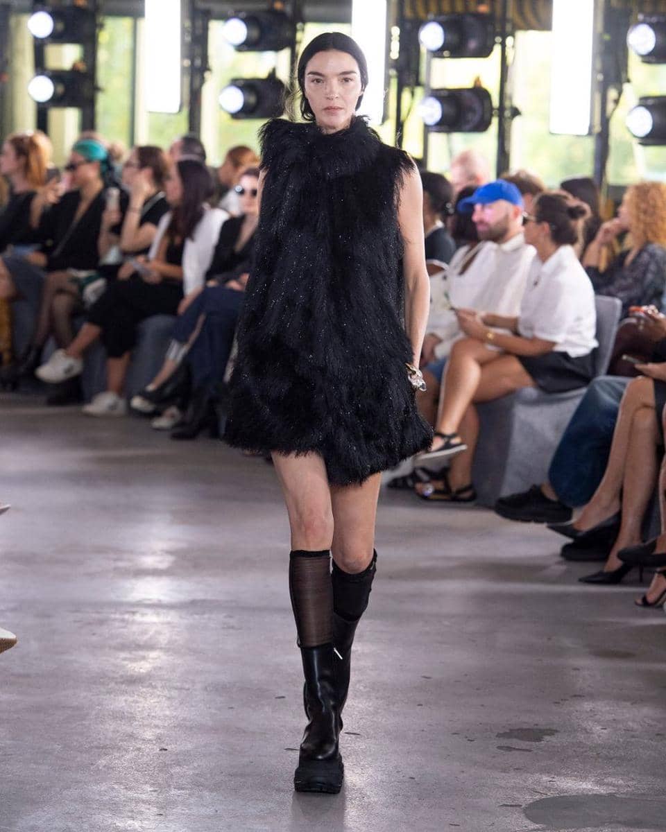 Koleksi Sacai di Paris Fashion Week 2023 (instagram.com/sacaiofficial)