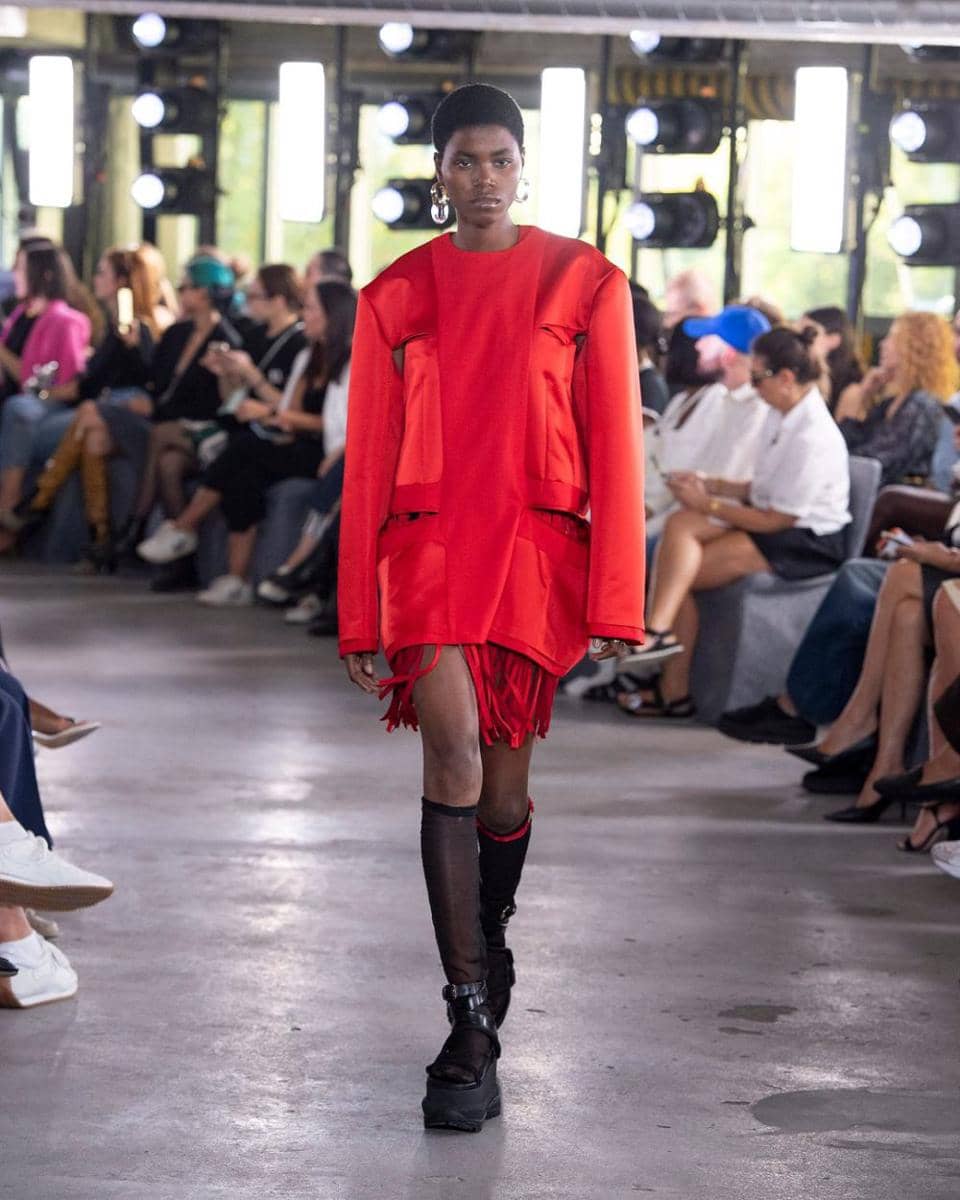 Koleksi Sacai di Paris Fashion Week 2023 (instagram.com/sacaiofficial)