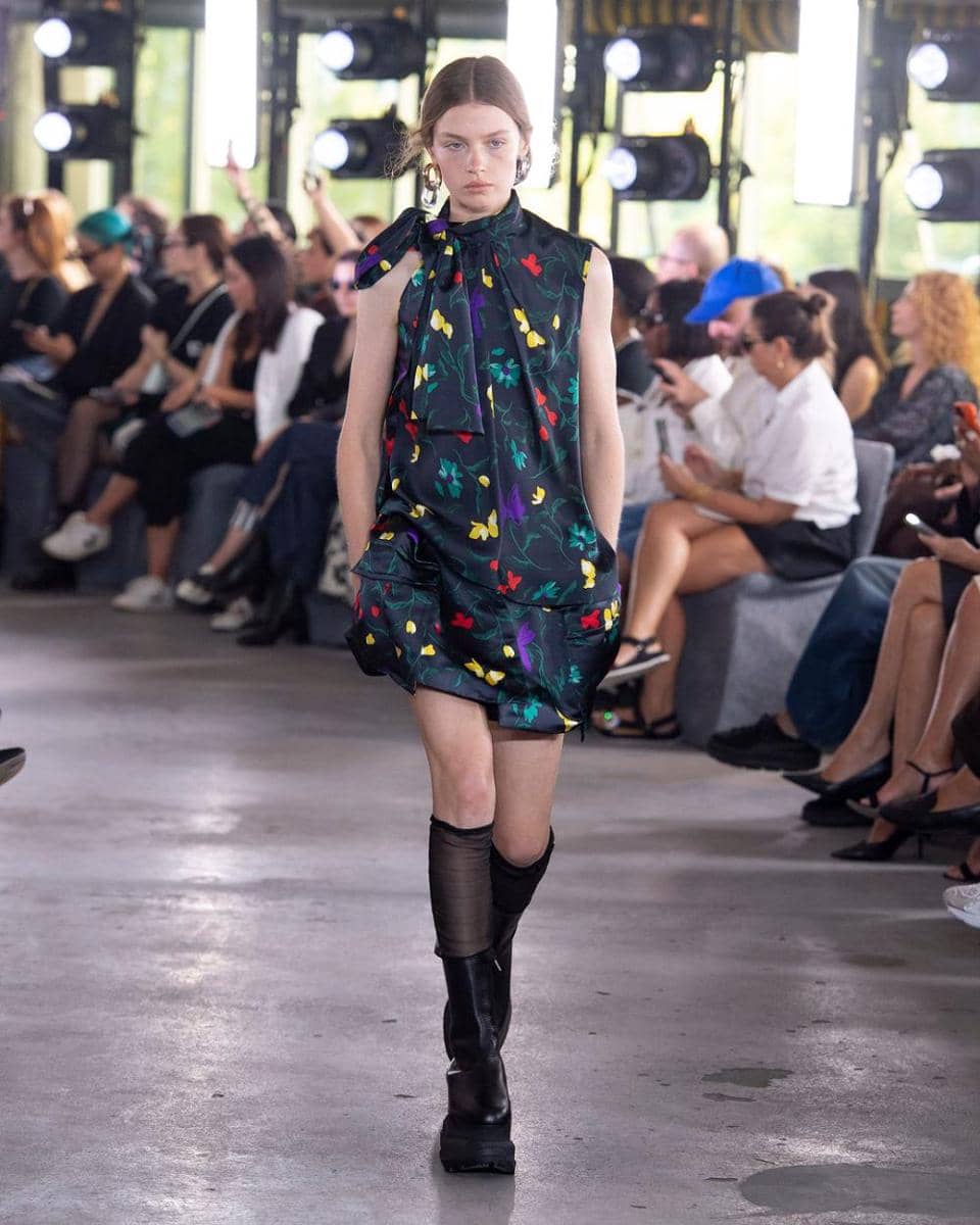 Koleksi Sacai di Paris Fashion Week 2023 (instagram.com/sacaiofficial)