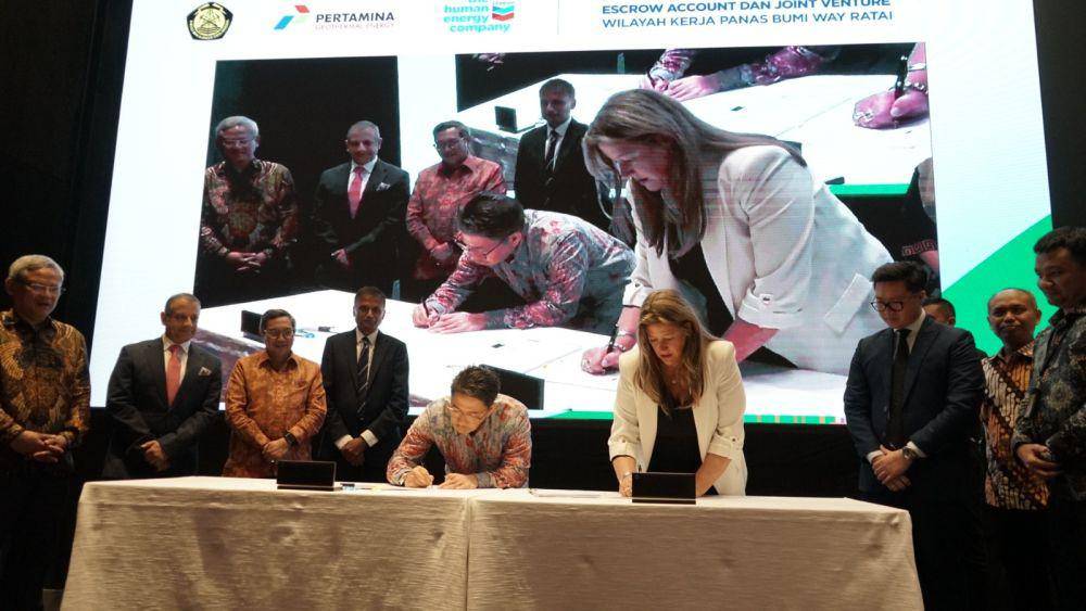 Konsorsium Chevron New Energies melalui PT Jasa Daya Chevron (Chevron) dan PT Pertamina Geothermal Energy Tbk (PGE) (IDX: PGEO) menandatangani beberapa perjanjian di Hotel Park Hyatt, Jakarta. (dok. Pertamina)