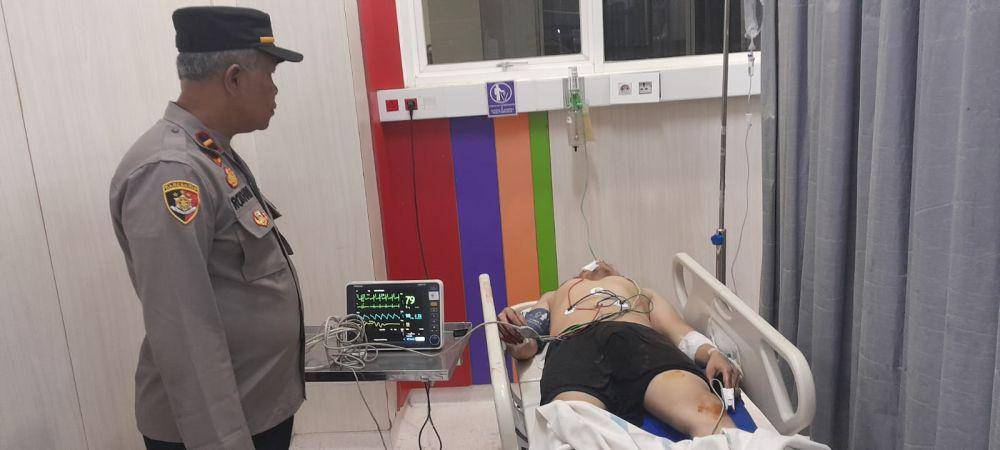 Anggota Polsek Beji mendatangi korban begal yang sedang menjalani perawatan di RS GPI, Beji, Kota Depok. (Istimewa)