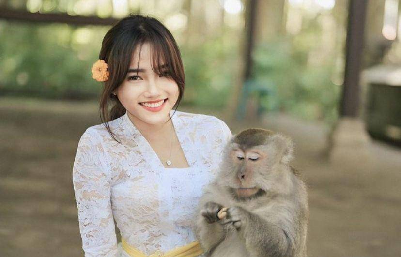 potret estetik Fuji bareng kera di Bali (Instagram.com/fuji_an)