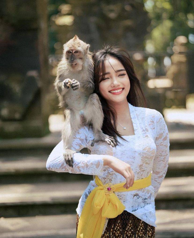 potret estetik Fuji bareng kera di Bali (Instagram.com/fuji_an)