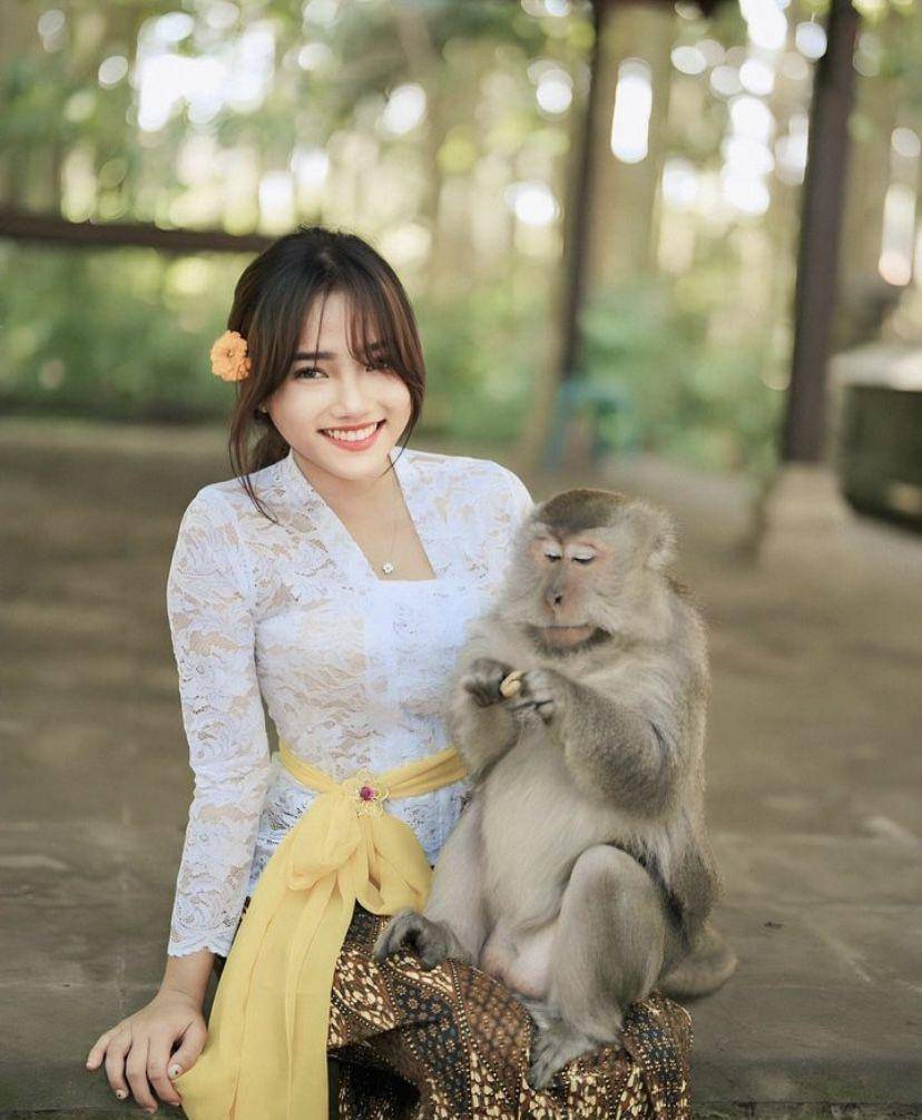 potret estetik Fuji bareng kera di Bali (Instagram.com/fuji_an)