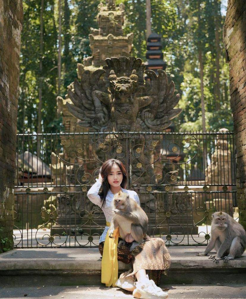 potret estetik Fuji bareng kera di Bali (Instagram.com/fuji_an)