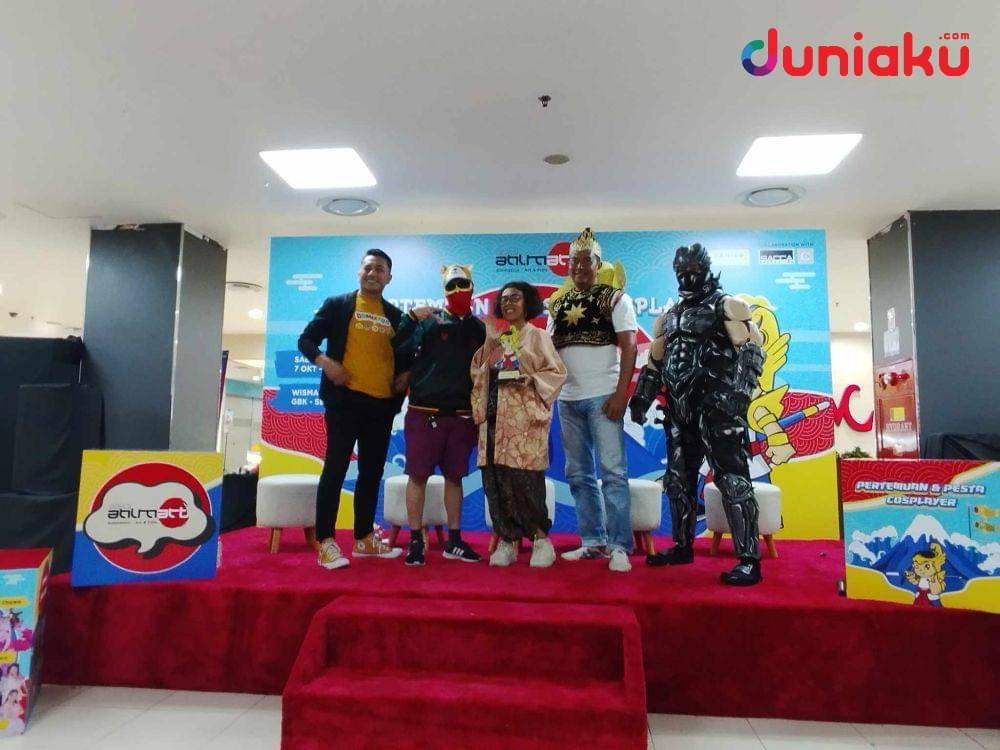 Manager Visinema Studio N. A. AI Hafizi Promotion (ki-ka) bersama Pop Culture & Toys Enthusiast Michael Tju, Founder and Creative Head SENIOR dan Penggagas ANIMART Indonesia Celerina Tjandra Judisari, Head of Production SENIOR Langlang Salaka, serta Cosplayer Mizu Otawa foto bersama saat Konferensi Pers ANIMART Indonesia 2023, Rabu (04/10) di Jakarta. (Duniaku.com/Fahrul Nurullah)