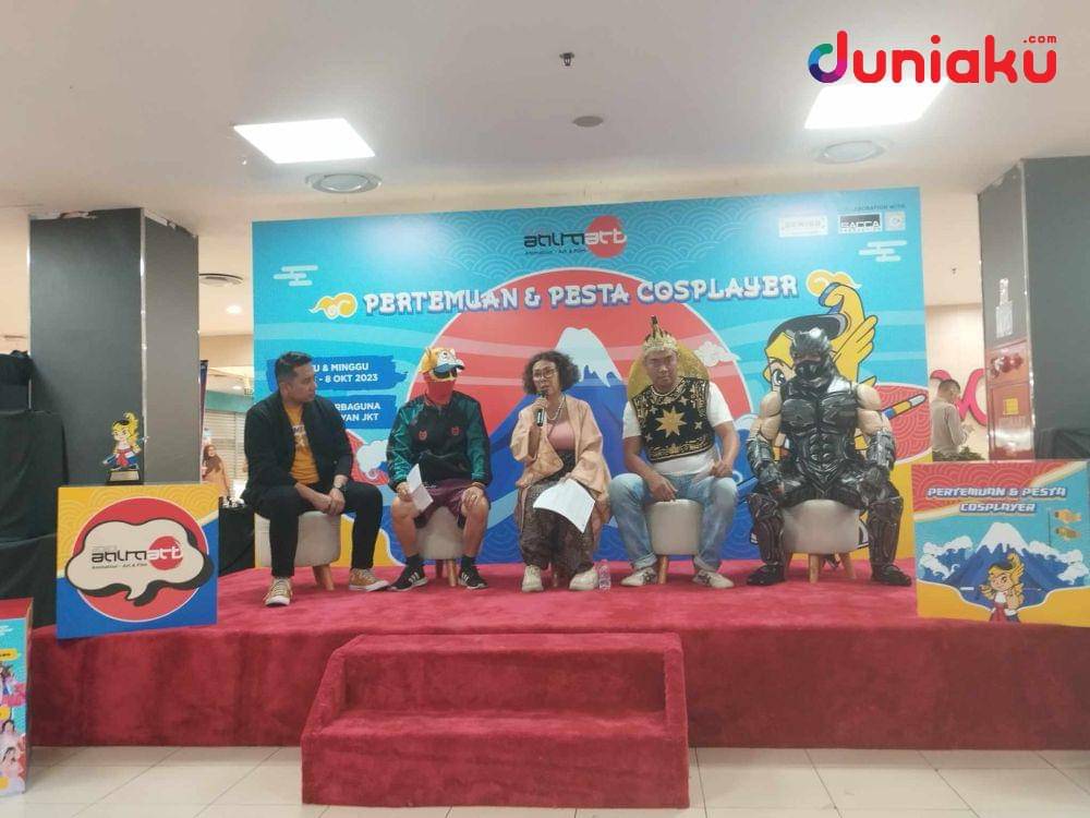 Manager Visinema Studio N. A. AI Hafizi Promotion (ki-ka) bersama Pop Culture & Toys Enthusiast Michael Tju, Founder and Creative Head SENIOR dan Penggagas ANIMART Indonesia Celerina Tjandra Judisari, Head of Production SENIOR Langlang Salaka, serta Cosplayer Mizu Otawa saat Konferensi Pers ANIMART Indonesia 2023, Rabu (04/10) di Jakarta. (Duniaku.com/Fahrul Nurullah)