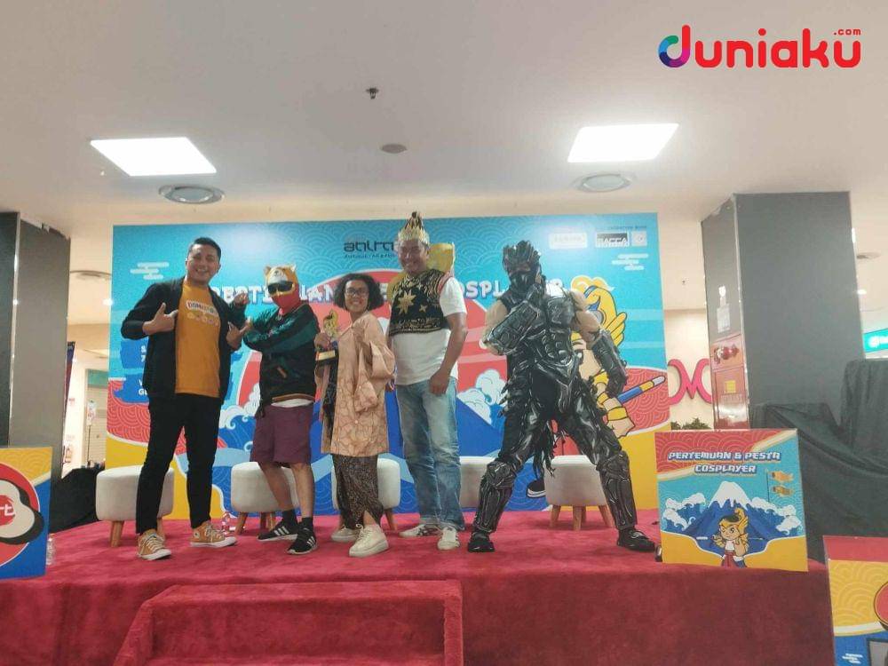 Manager Visinema Studio N. A. AI Hafizi Promotion (ki-ka) bersama Pop Culture & Toys Enthusiast Michael Tju, Founder and Creative Head SENIOR dan Penggagas ANIMART Indonesia Celerina Tjandra Judisari, Head of Production SENIOR Langlang Salaka, serta Cosplayer Mizu Otawa foto bersama saat Konferensi Pers ANIMART Indonesia 2023, Rabu (04/10) di Jakarta. (Duniaku.com/Fahrul Nurullah)