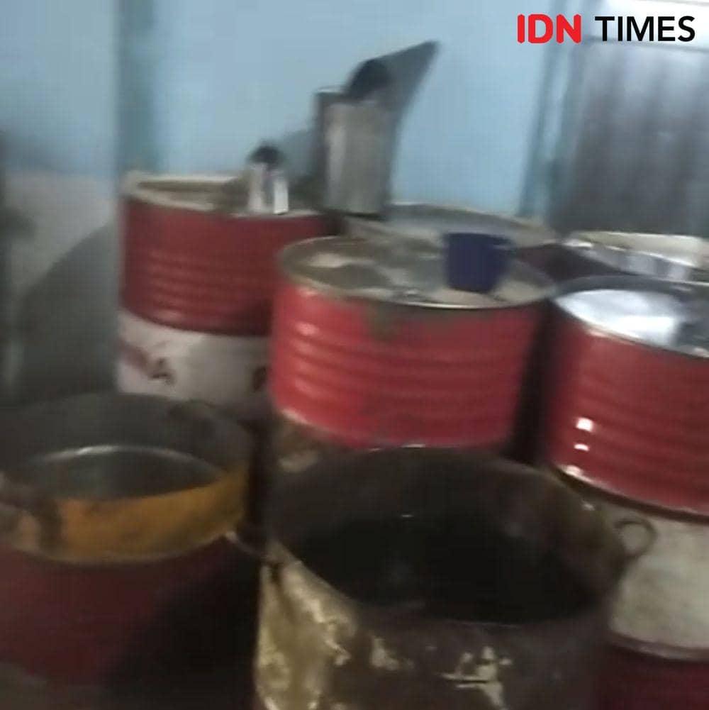 Sejumlah drum minyak solar ditemukan di kios milik UJ dan KD. (IDN Times/Istimewa).