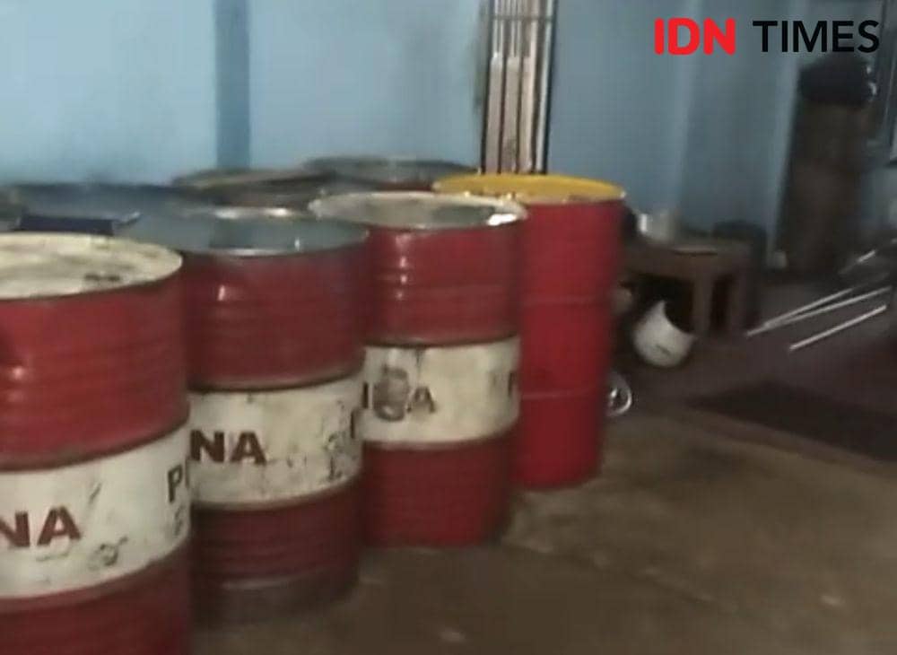 2 ton minyak solar ditemukan di sebuah kios, di Kabupaten Melawi. (IDN Times/Istimewa).