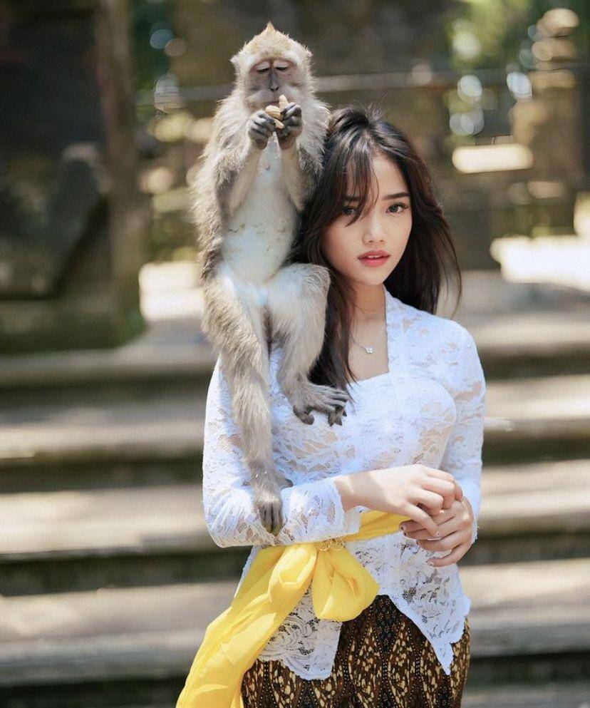 potret estetik Fuji bareng kera di Bali (Instagram.com/fuji_an)