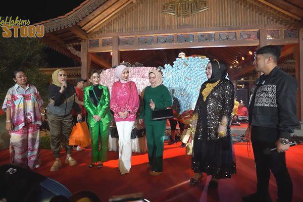 7 Potret Kado Ultah Soimah, Ada Buket Uang Raksasa dari Crazy Rich