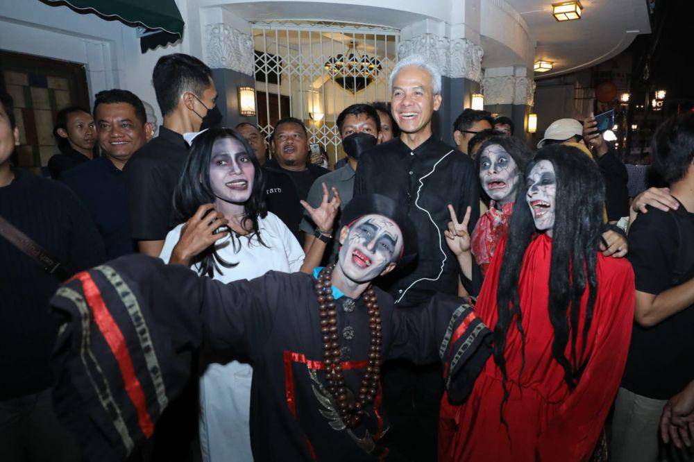 Ganjar Pranowo menemui sejumlah pelukis jalanan di Kota Bandung, Jawa Barat pada Selasa (3/10/2023) (IDN Timess/Istimewa)