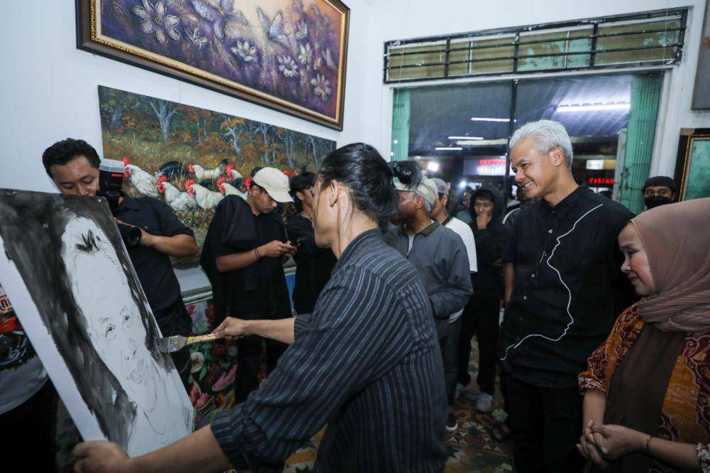 Ganjar Pranowo menemui sejumlah pelukis jalanan di Kota Bandung, Jawa Barat pada Selasa (3/10/2023) (IDN Timess/Istimewa)