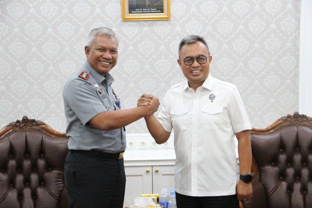 Kepala Kanwil Kemenkumham Jateng Tejo Harwanto (kiri) dan Kepala BNNP Jateng Brigjen Pol Heru Pranoto (kanan) saat berbincang membahas tindakan penanggulangan narkoba di lapas dan rutan. (IDN Times/Dok Humas Rudenim Semarang)