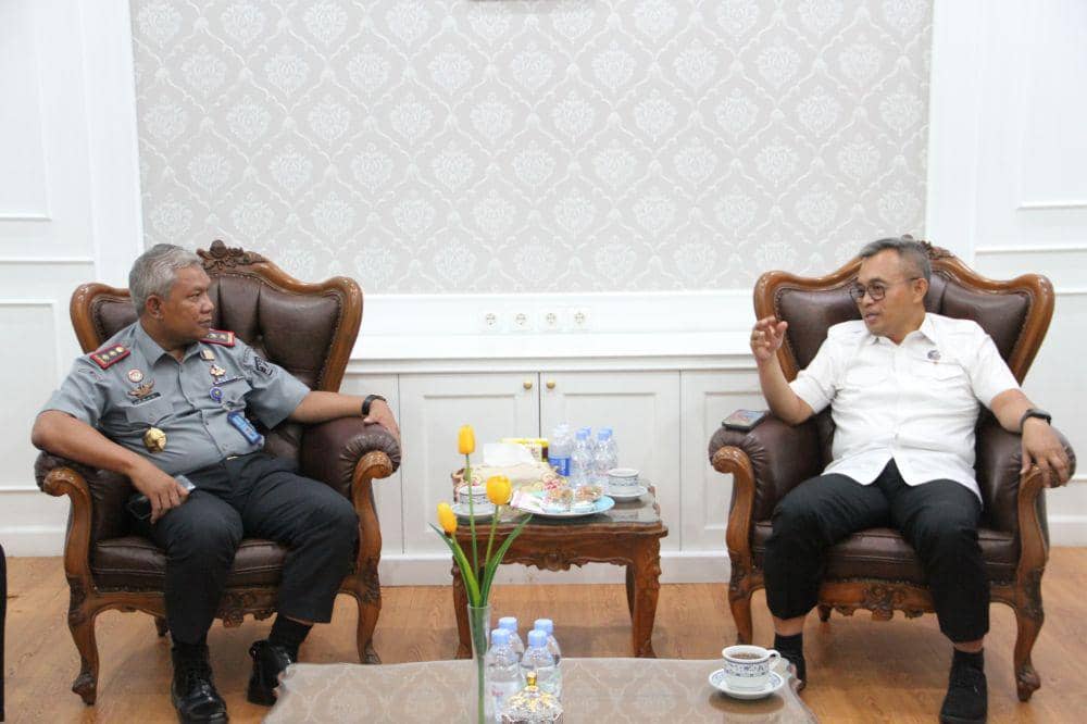 Kepala Kanwil Kemenkumham Jateng Tejo Harwanto (kiri) dan Kepala BNNP Jateng Brigjen Pol Heru Pranoto (kanan) saat berbincang membahas tindakan penanggulangan narkoba di lapas dan rutan. (IDN Times/Dok Humas Rudenim Semarang)
