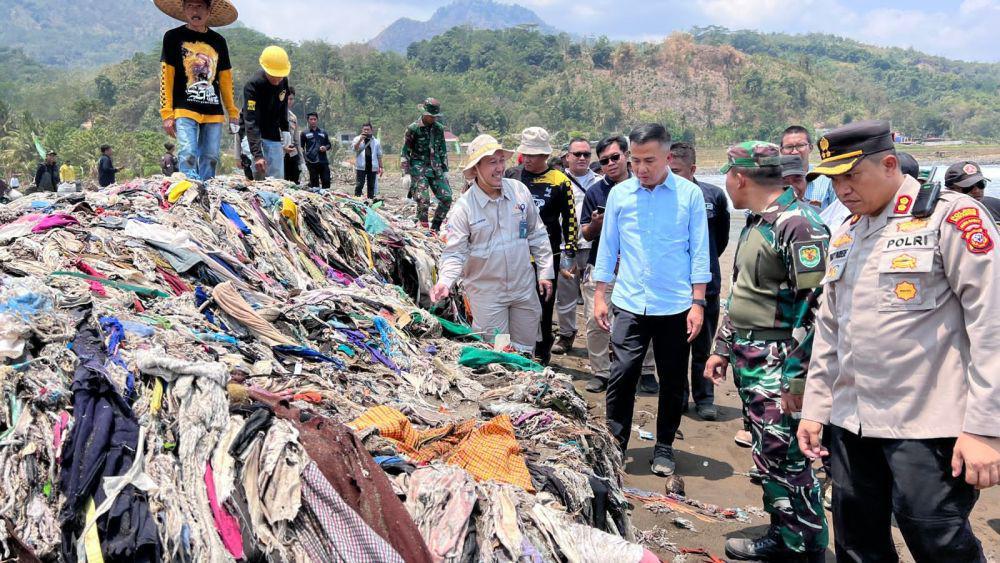 Bey Machmudin Minta Kepolisian Usut Sumber Sampah Pantai Loji