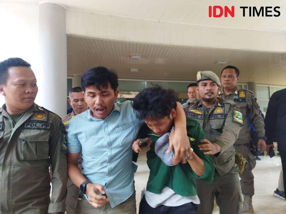 Teriak Gubernur Gagal Saat Paripurna DPRD, 2 Mahasiswa Diciduk
