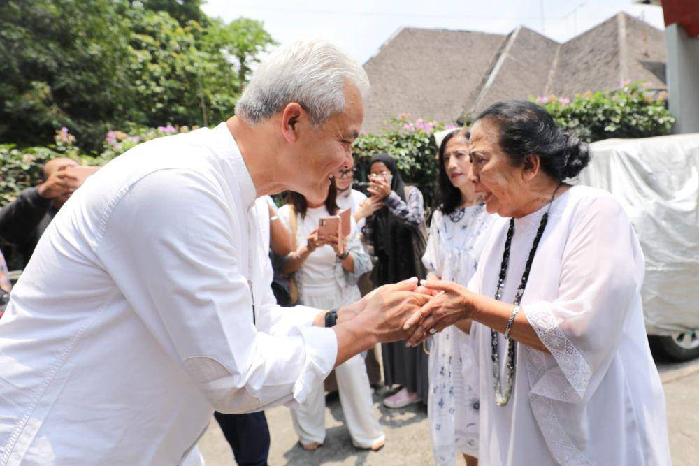 Ganjar Pranowo bertemu dengan Ceu Popong Otje Djunjunan di kediamannya, Bandung, Jawa Barat pada Rabu (4/10/2023) (IDN Times/Istimewa)