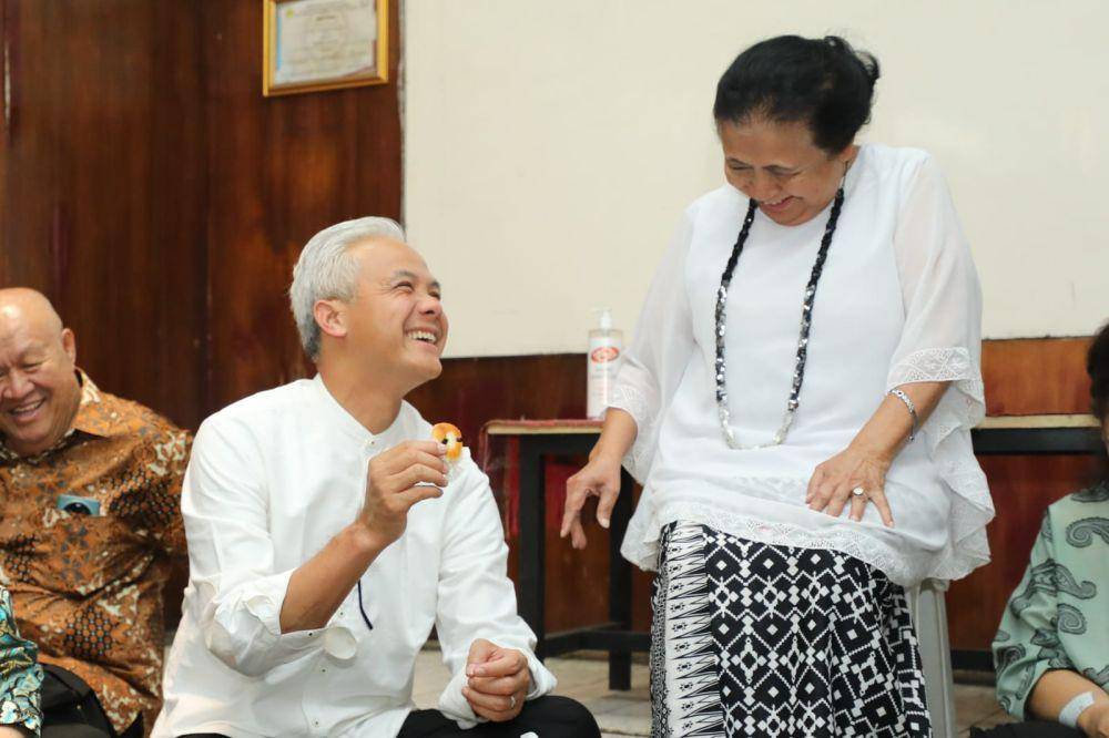 Ganjar Pranowo bertemu dengan Ceu Popong Otje Djunjunan di kediamannya, Bandung, Jawa Barat pada Rabu (4/10/2023) (IDN Times/Istimewa)