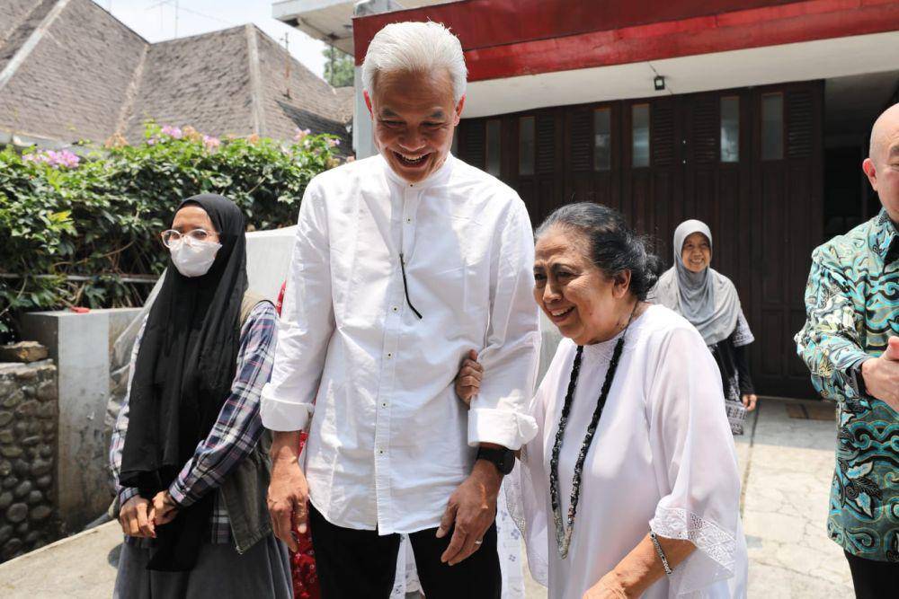 Ganjar Pranowo bertemu dengan Ceu Popong Otje Djunjunan di kediamannya, Bandung, Jawa Barat pada Rabu (4/10/2023) (IDN Times/Istimewa)