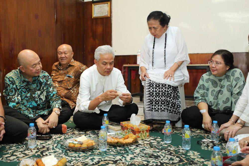Ganjar Pranowo bertemu dengan Ceu Popong Otje Djunjunan di kediamannya, Bandung, Jawa Barat pada Rabu (4/10/2023) (IDN Times/Istimewa)