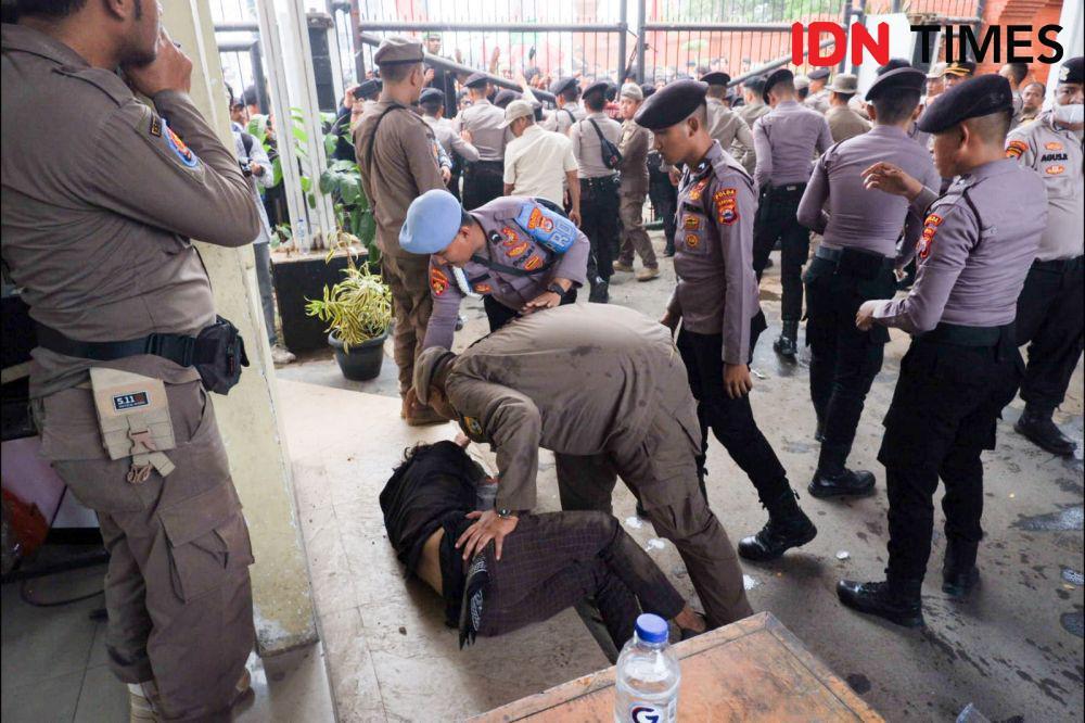 Mahasiswa Pingsan Diduga Diinjak-injak Aparat Saat Demo HUT Banten