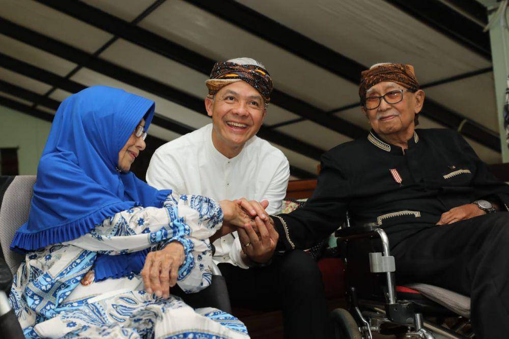 Ganjar Pranowo diangkat sebagai anak oleh mantan Gubernur Jawa Barat, Letjen (Purn), Solihin Gautama Purwanegara (GP) (IDN Times/Istimewa)