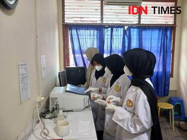 Sejumlah mahasiswa kimia Unsoed sedang mengembangkan inovasi obat Effervescent sebagai stabilisator kadar gula darah dari ekstrak daun kersen, Rabu (4/10/2023).(IDN Times/Sutrisno)