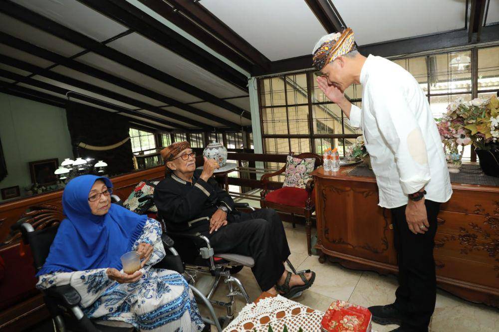 Ganjar Pranowo diangkat sebagai anak oleh mantan Gubernur Jawa Barat, Letjen (Purn), Solihin Gautama Purwanegara (GP) (IDN Times/Istimewa)